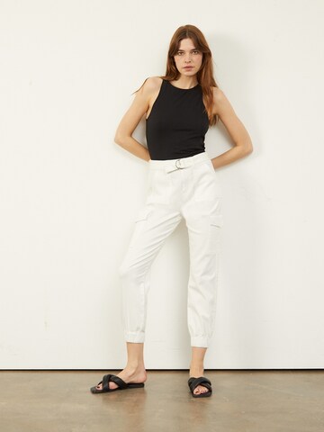 Tapered Pantaloni cargo 'Cache' di Aligne in bianco