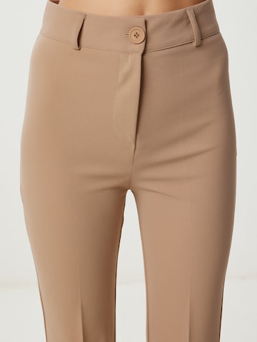 Happiness İstanbul Flared Pressveckad byxa i brun