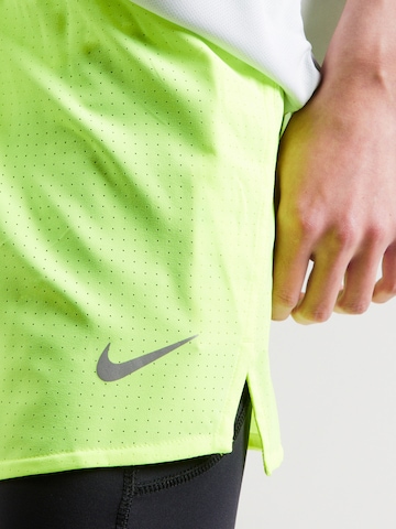 NIKE Regular Urheiluhousut 'FAST' värissä vihreä