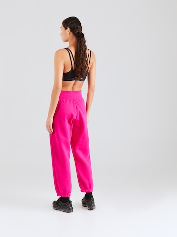 Nike Sportswear Дънки Tapered Leg Панталон 'PHOENIX FLEECE' в розово