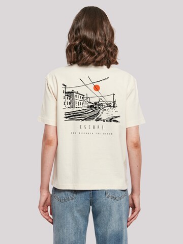 T-shirt 'Escape Discover the World Town Train Station' F4NT4STIC en beige : devant