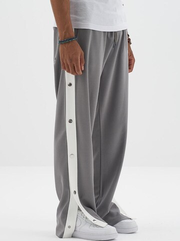 Koyumi Regular Sportbroek 'Druckknöpfen  mit weißen Streifen' in Grijs