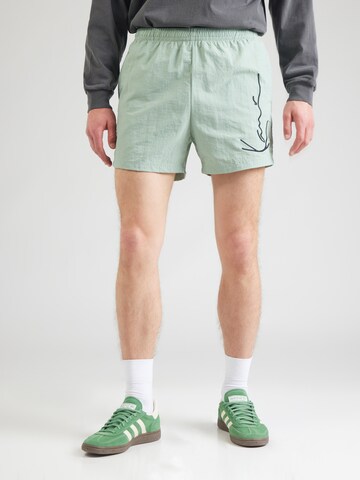 Regular Pantalon Karl Kani en vert : devant