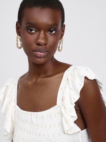 Rochie de la Influencer pe alb