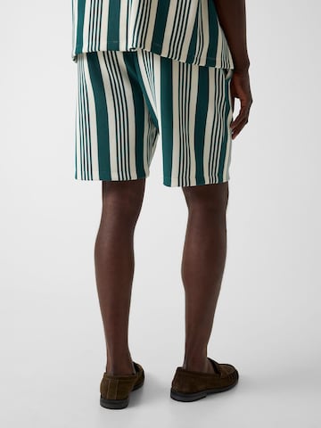 GUESS Regular Guess Gestreifte Shorts in Grün