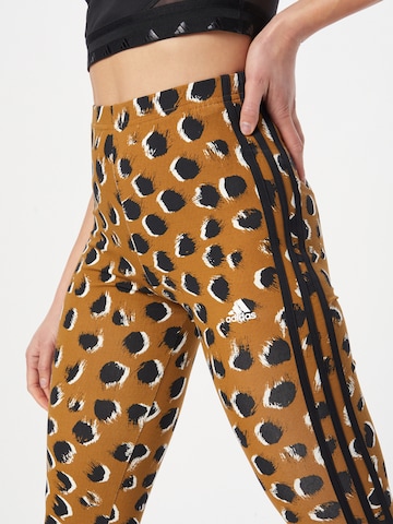 ADIDAS SPORTSWEAR Skinny Spodnie sportowe 'Essentials 3-Stripes Animal Print' w kolorze brązowy