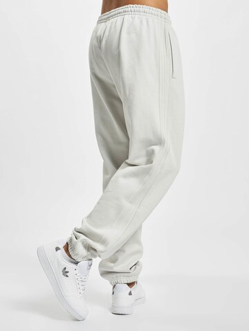 Effilé Pantalon 'Reveal Essentials' ADIDAS ORIGINALS en blanc