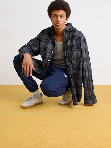 ADIDAS ORIGINALS Alt kitsenev Püksid 'Trefoil Essentials', värv sinine