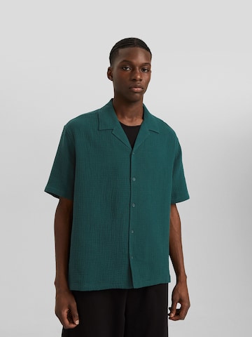 Regular fit Camicia di Bershka in verde: frontale