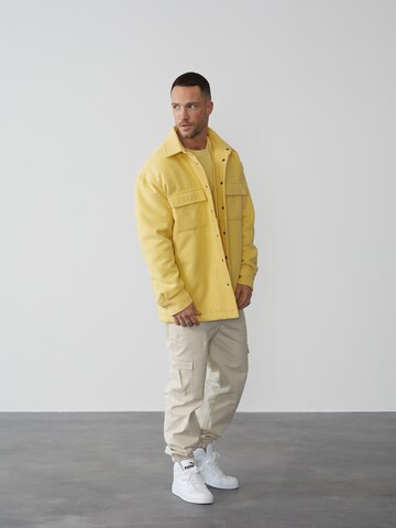 DAN FOX APPAREL - Ajuste regular Chaqueta de entretiempo 'Mick' en amarillo