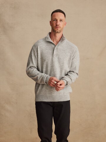 DAN FOX APPAREL - Pullover 'Hassan' em cinzento: frente