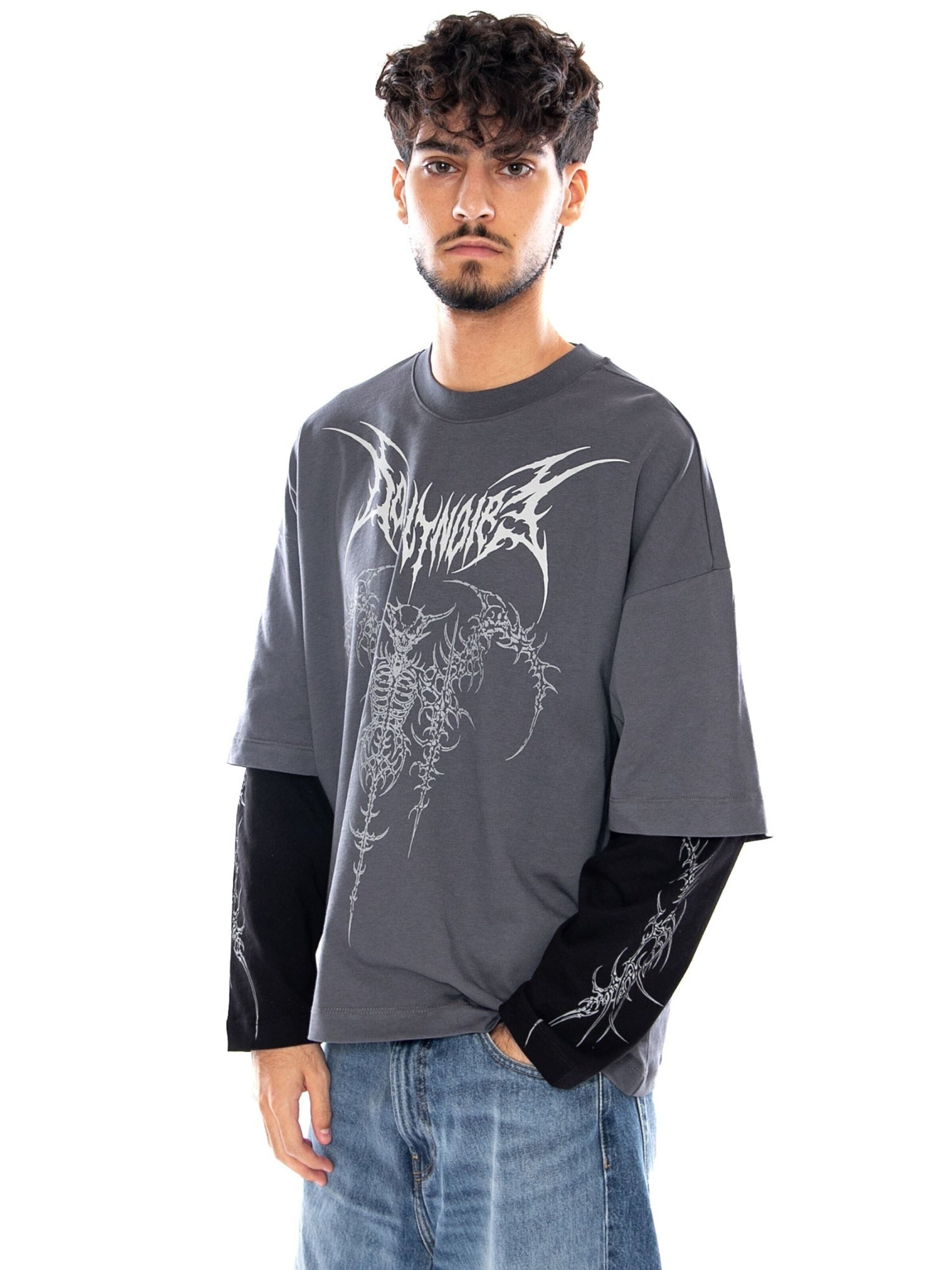 Maglietta 'THE GUARDIAN DOUBLE SLEEVE OVER IRON GATE' di DOLLY NOIRE in grigio: frontale