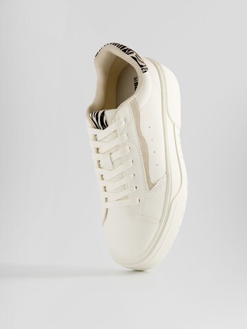 Sneaker bassa di Bershka in bianco