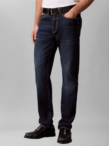 Calvin Klein Jeans Tapered Jeans in Blauw: voorkant
