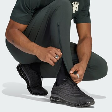 ADIDAS PERFORMANCE Slimfit Sportbroek 'Manchester United Tiro' in Groen