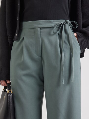 Loosefit Pantaloni con pieghe 'Gemma' di ABOUT YOU in verde