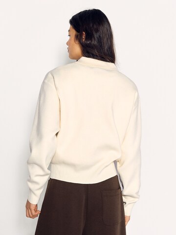 Bershka Sweater in White: back