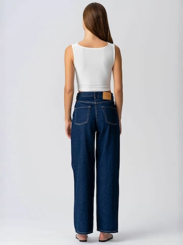 It's May Overdel ' Dahlia ' i hvid