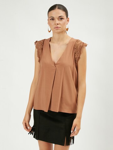 Influencer Blouse in Bruin: voorkant