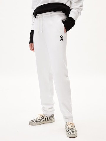 ARMEDANGELS Tapered Pants in White: front