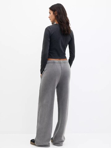 Pull&BearWide Leg/ Široke nogavice Hlače - siva boja