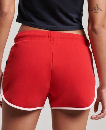 Regular Pantalon de sport Superdry en rouge