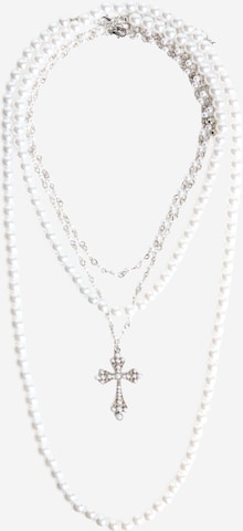 Lanțuri de la Bershka pe alb: față