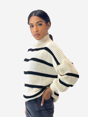 Pullover di Elara in beige