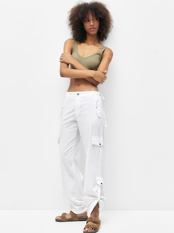 Pull&Bear Regular Cargo Pants in White: front