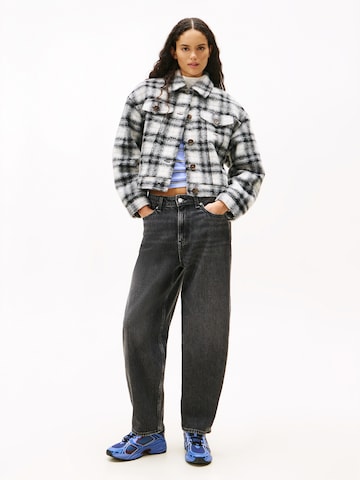 Tommy Jeans Демисезонная куртка в Черный: сзади