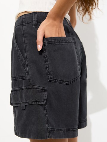 Pull&Bear Широка кройка Карго панталон в черно