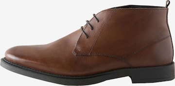 Next - Botines chukka en marrón: frente