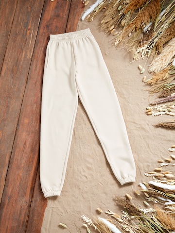 Kendall for ABOUT YOU Loosefit Broek 'Dillen' in Beige