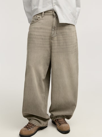 Pull&Bear Loose fit Jeans in Grey: front