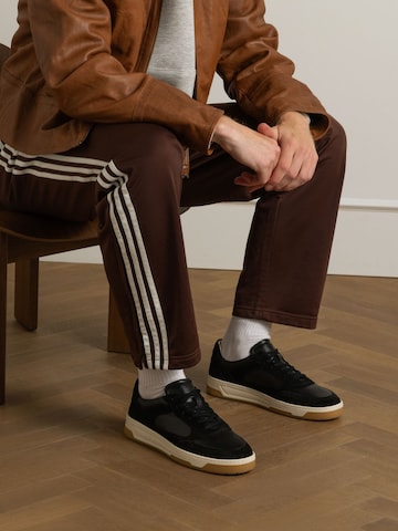 MANFIELD Sneakers laag in Zwart: voorkant