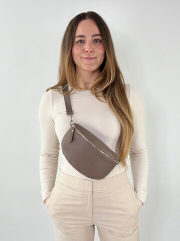 lePelou Gürteltasche 'TONI medium'‌‌‌‌ in Grau: Vorderseite