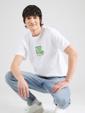 Cleptomanicx T-Shirt 'Embrace Football' in Weiß: Vorderseite