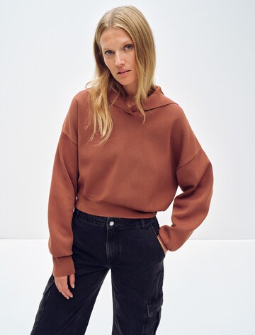 Pull-over 'Carmen' ABOUT YOU x Toni Garrn en marron : devant