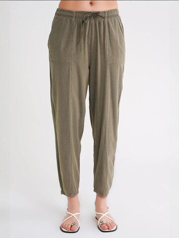 Tapered Pantaloni de la MixRay pe verde