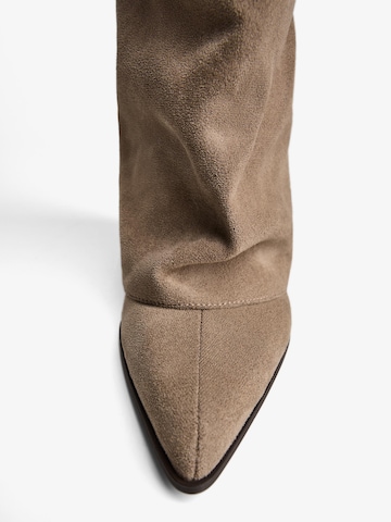 Bershka Stiefel in Braun