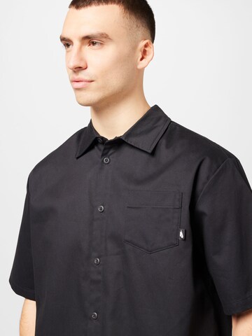 Nike Sportswear - Comfort Fit Camisa em preto