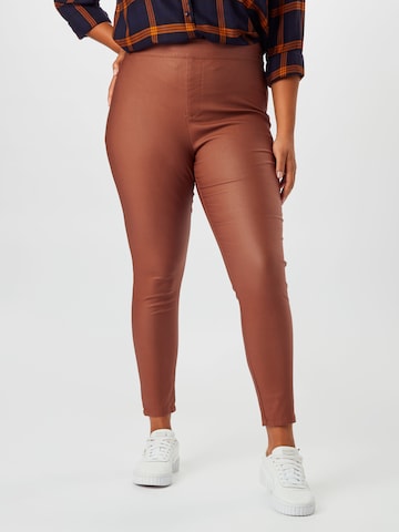 Skinny Pantalon ONLY Carmakoma en marron : devant