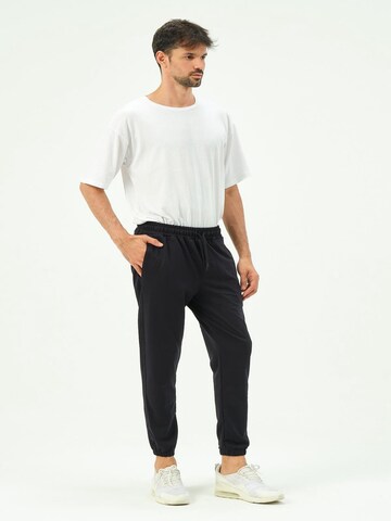 C&City Tapered Pants in Black