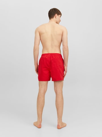 JACK & JONES Plavecké šortky 'Fiji' – červená