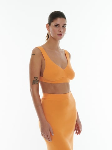 ABOUT YOU x Laura Giurcanu Gebreide top 'Janine' in Oranje: voorkant