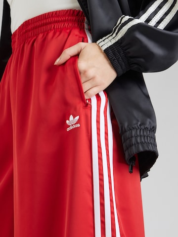 ADIDAS ORIGINALS - Pierna ancha Pantalón 'Adicolor' en rojo