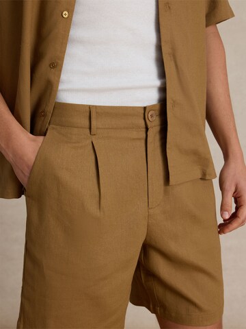 DAN FOX APPAREL Regular Veckad byxa 'Alan' i brun