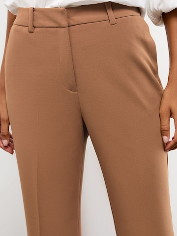 smėlio Lipsy Standartinis Kelnės su kantu