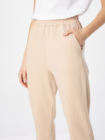 ABOUT YOU - Tapered Pantalón 'Naomi' en beige