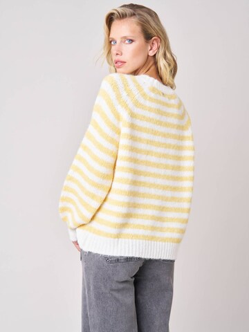 Deeluxe Sweater in Yellow